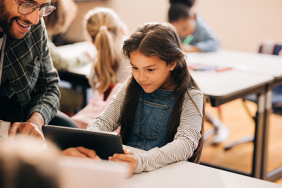 Teacher,Shows,A,Student,How,To,Use,A,Digital,Tablet